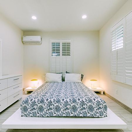 Stylish Modern Home, Ac, Parking & Near Fwys Санта Ана Екстериор снимка