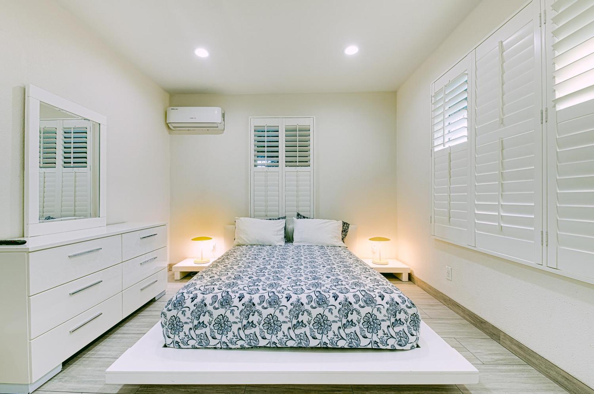 Stylish Modern Home, Ac, Parking & Near Fwys Санта Ана Екстериор снимка