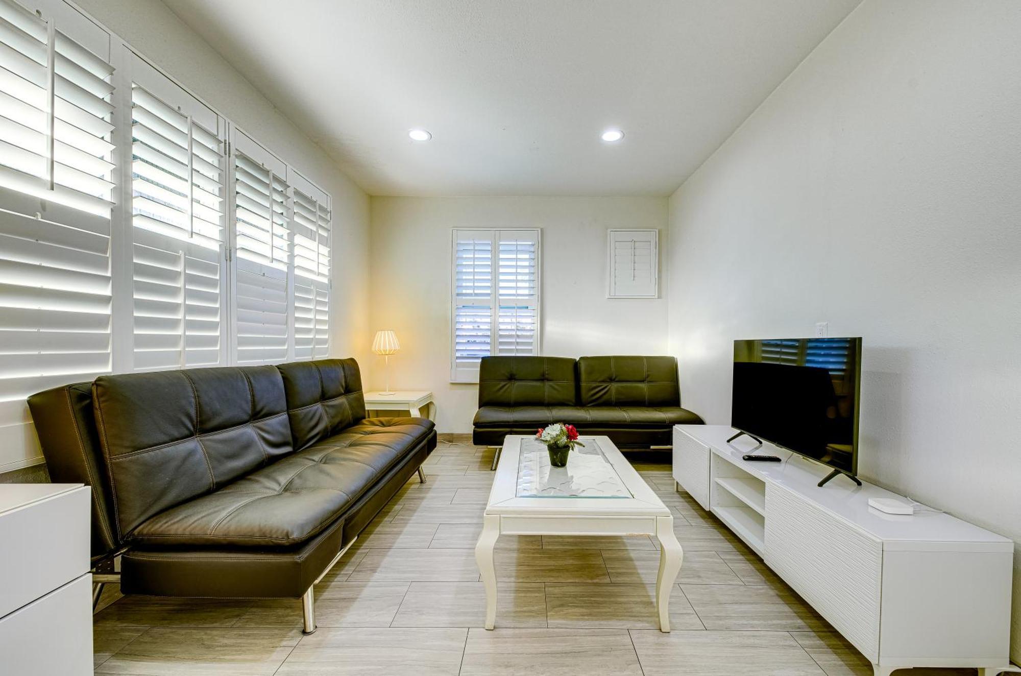 Stylish Modern Home, Ac, Parking & Near Fwys Санта Ана Екстериор снимка