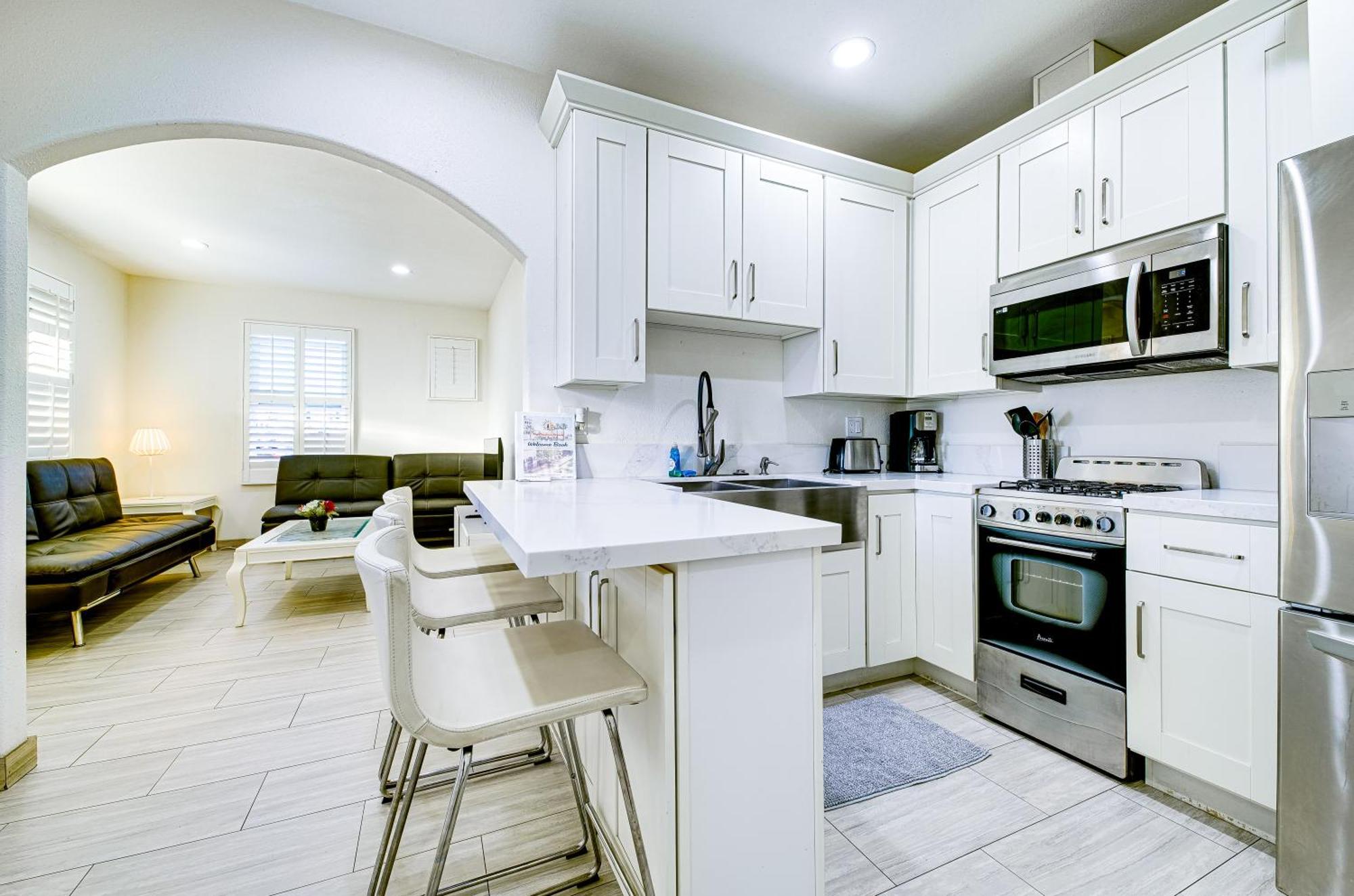 Stylish Modern Home, Ac, Parking & Near Fwys Санта Ана Екстериор снимка
