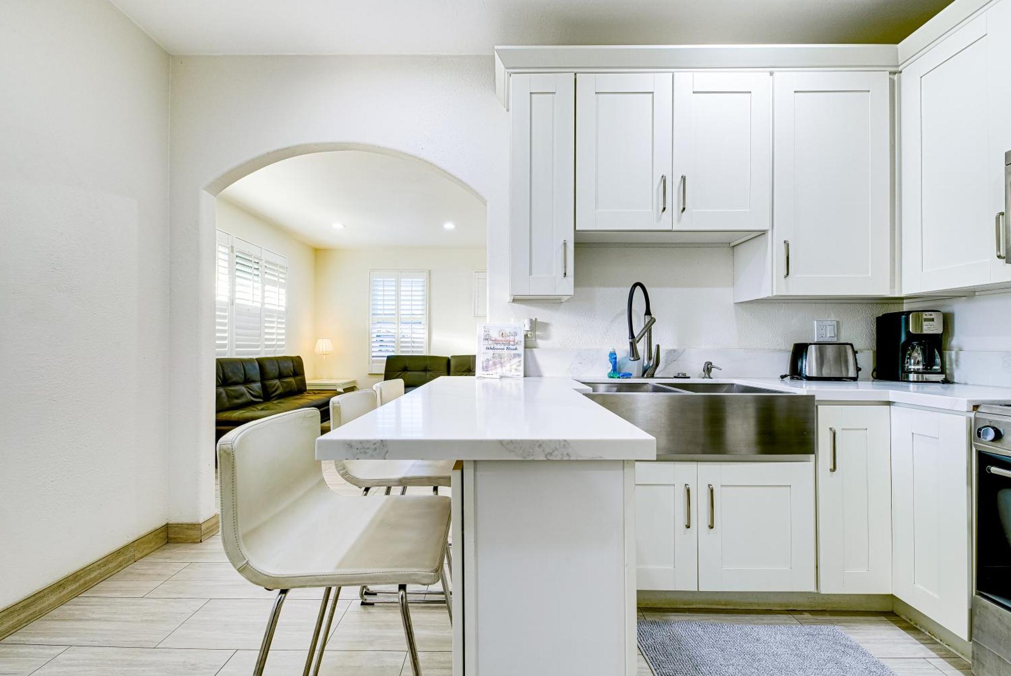 Stylish Modern Home, Ac, Parking & Near Fwys Санта Ана Екстериор снимка