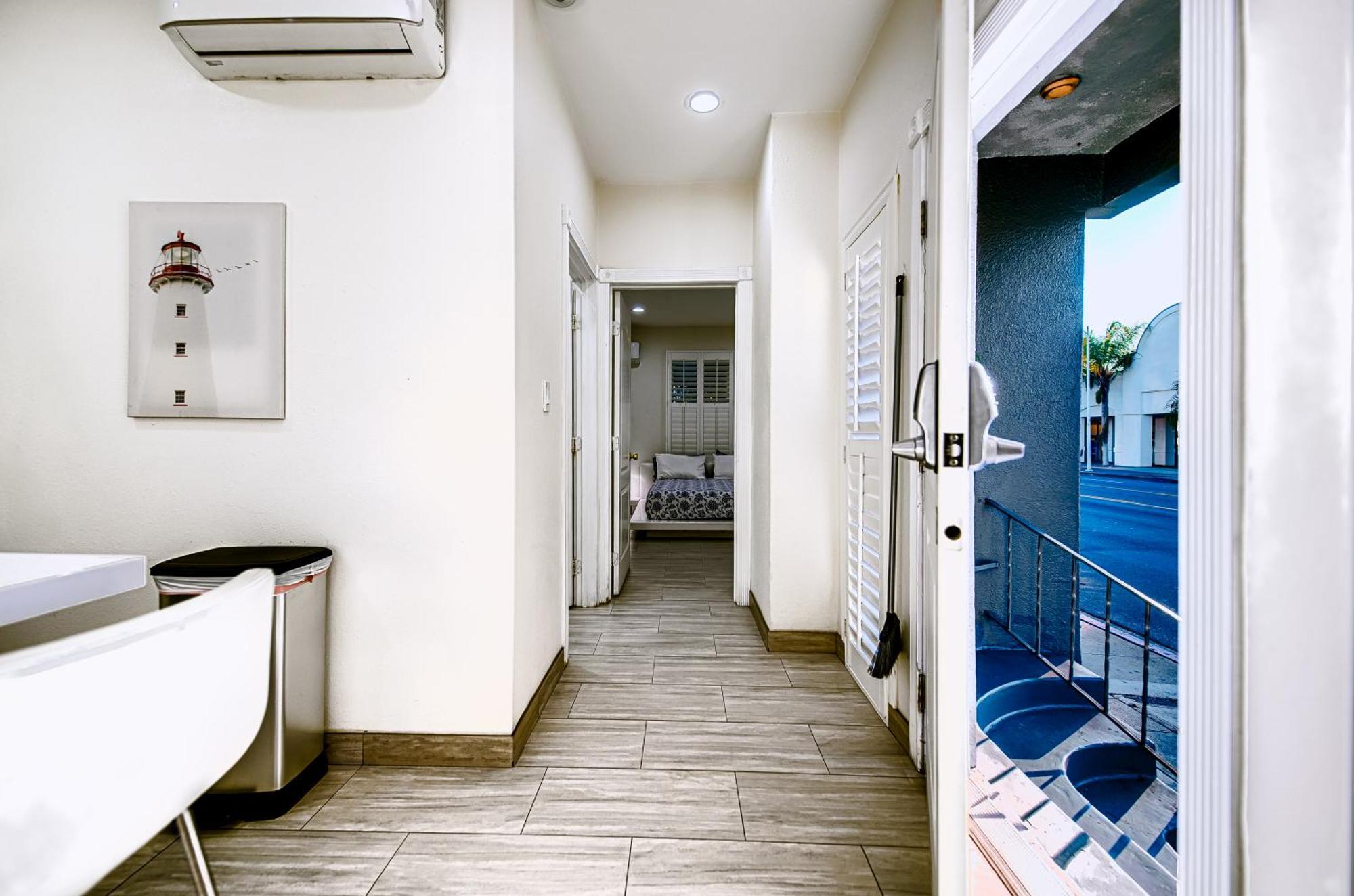 Stylish Modern Home, Ac, Parking & Near Fwys Санта Ана Екстериор снимка